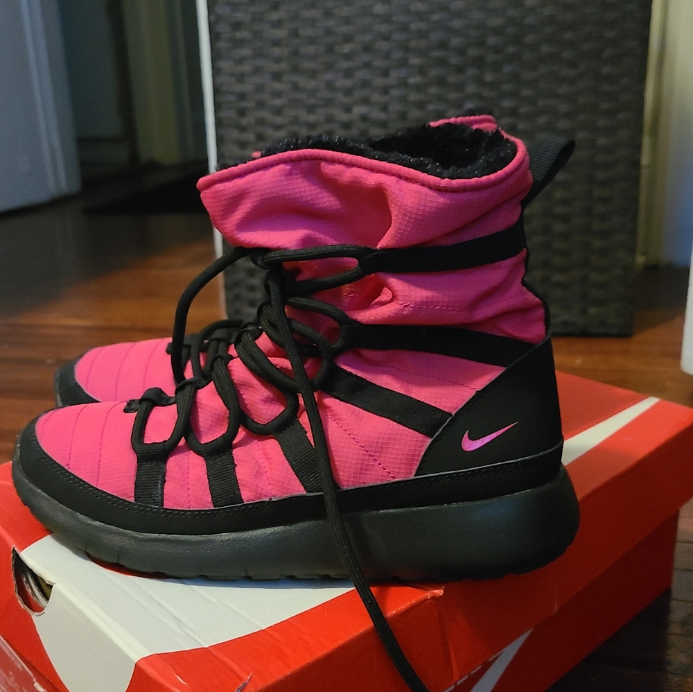 Big Girl Nike Boots sz 6.5Y